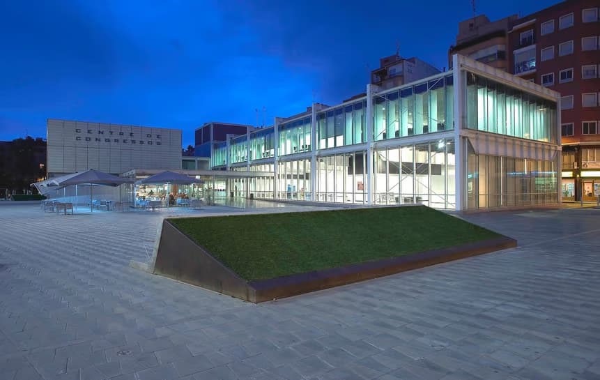 Fachada del Centro de Congresos Ciutat d'Elx al atardecer