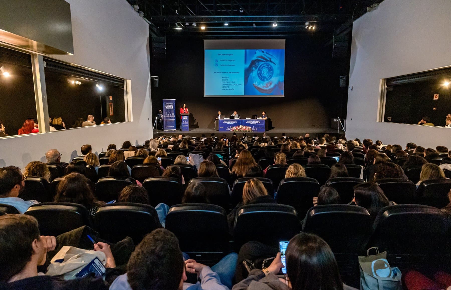 Sala del congreso durante una conferencia